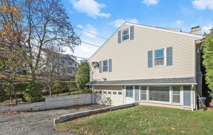 Attached, Exterior, Facade, Split Level