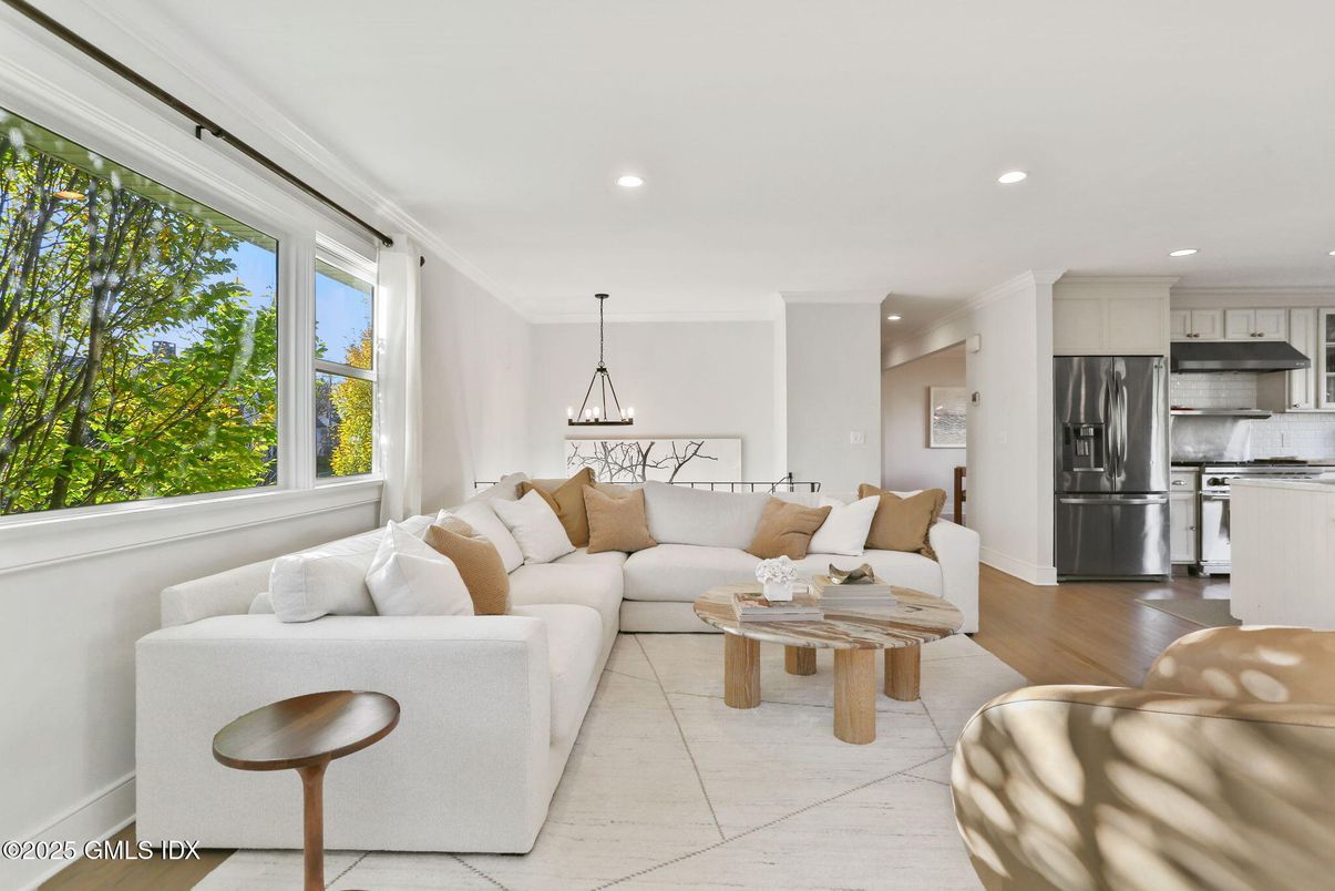 Dining room, Interior, Kitchen, Living room, Pendant Lights, Recessed Lighting, Stainless Steel Appliances, Wood Texture Flooring