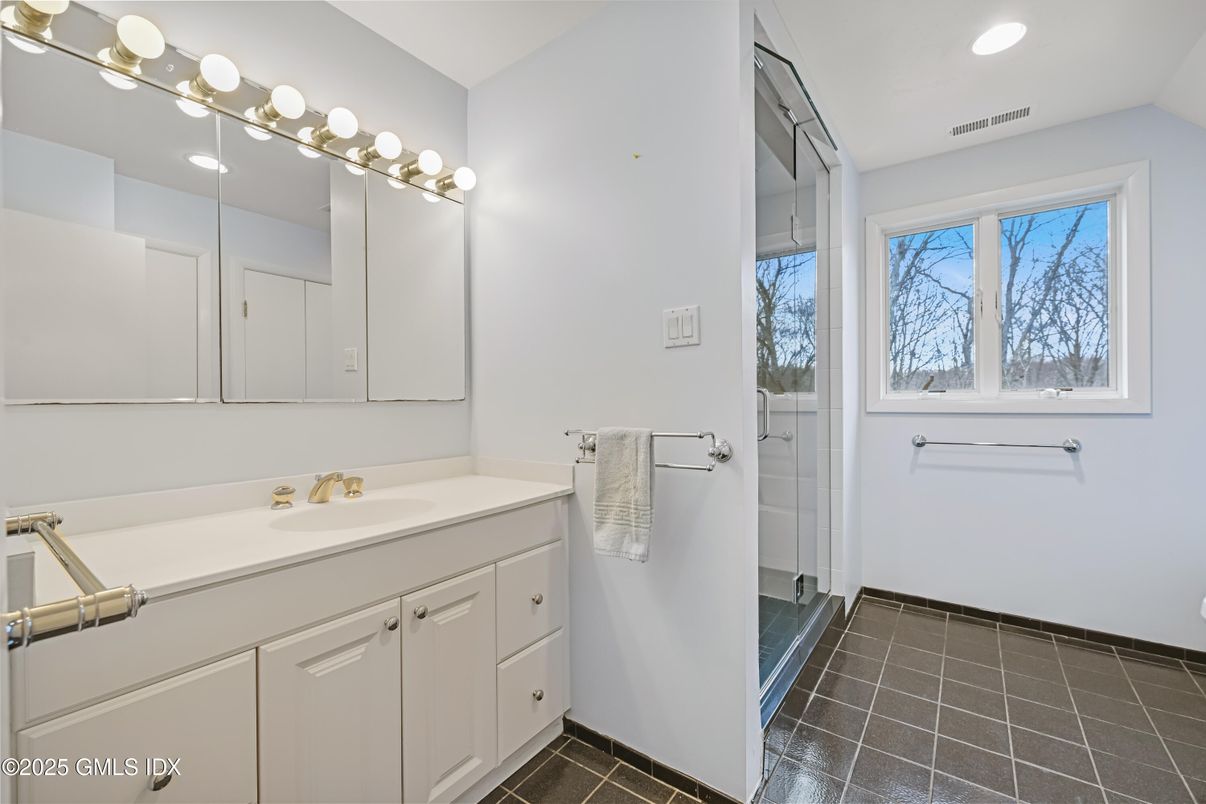 Bathroom, Dual Sink Vanities, Interior, Recessed Lighting