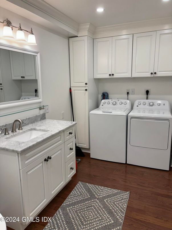 Interior, Recessed Lighting, Washer, Wood Texture Flooring