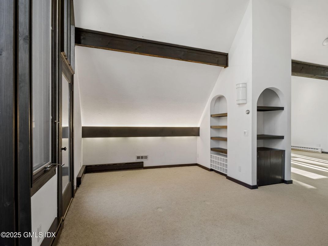 Empty room, Interior, Wooden Beams
