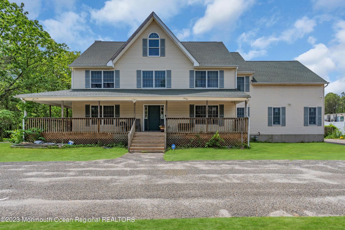 Exterior, Facade, Farmhouse