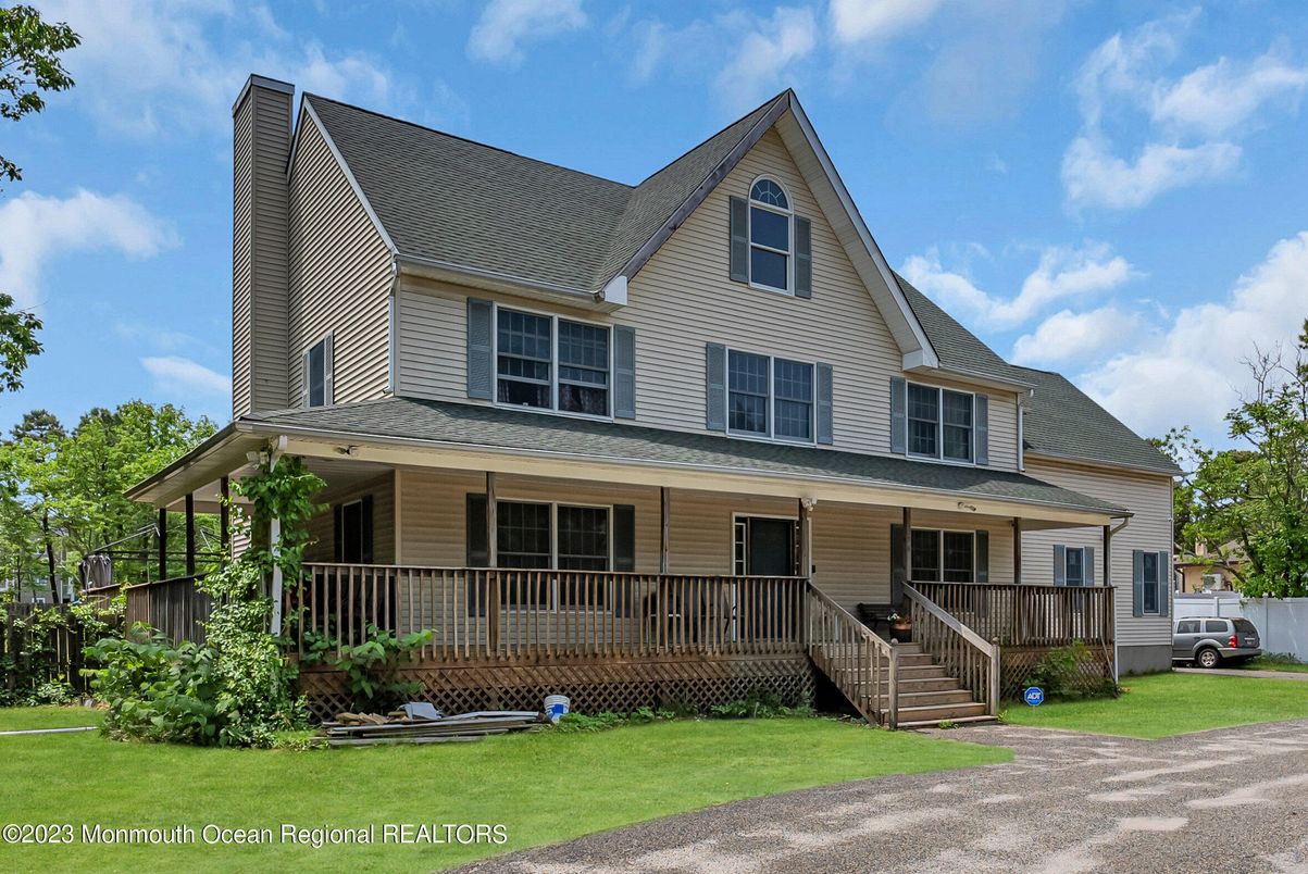Exterior, Facade, Queen Anne Victorian