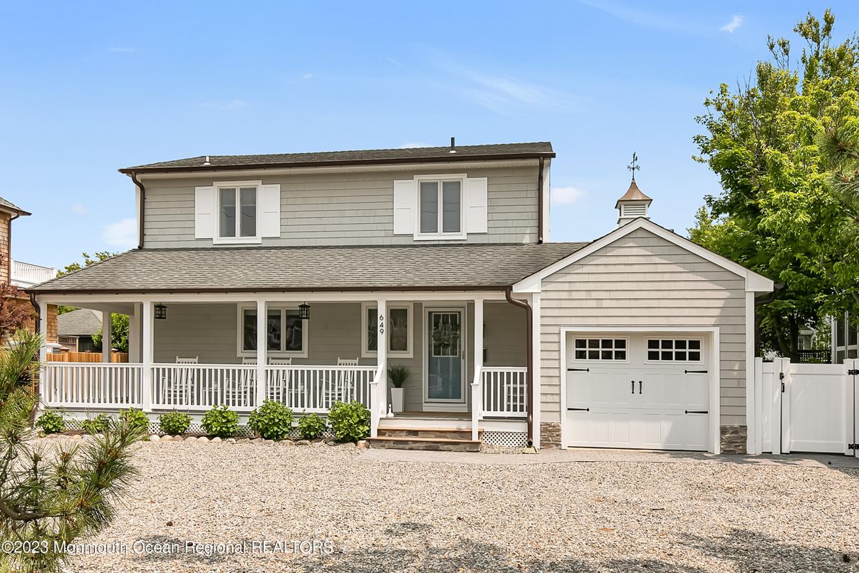 Attached, Exterior, Facade, American Craftsman