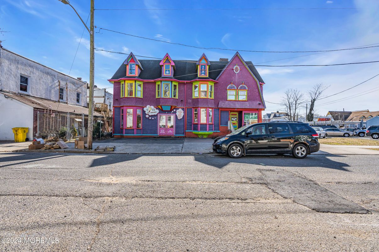 Exterior, Facade, Queen Anne Victorian