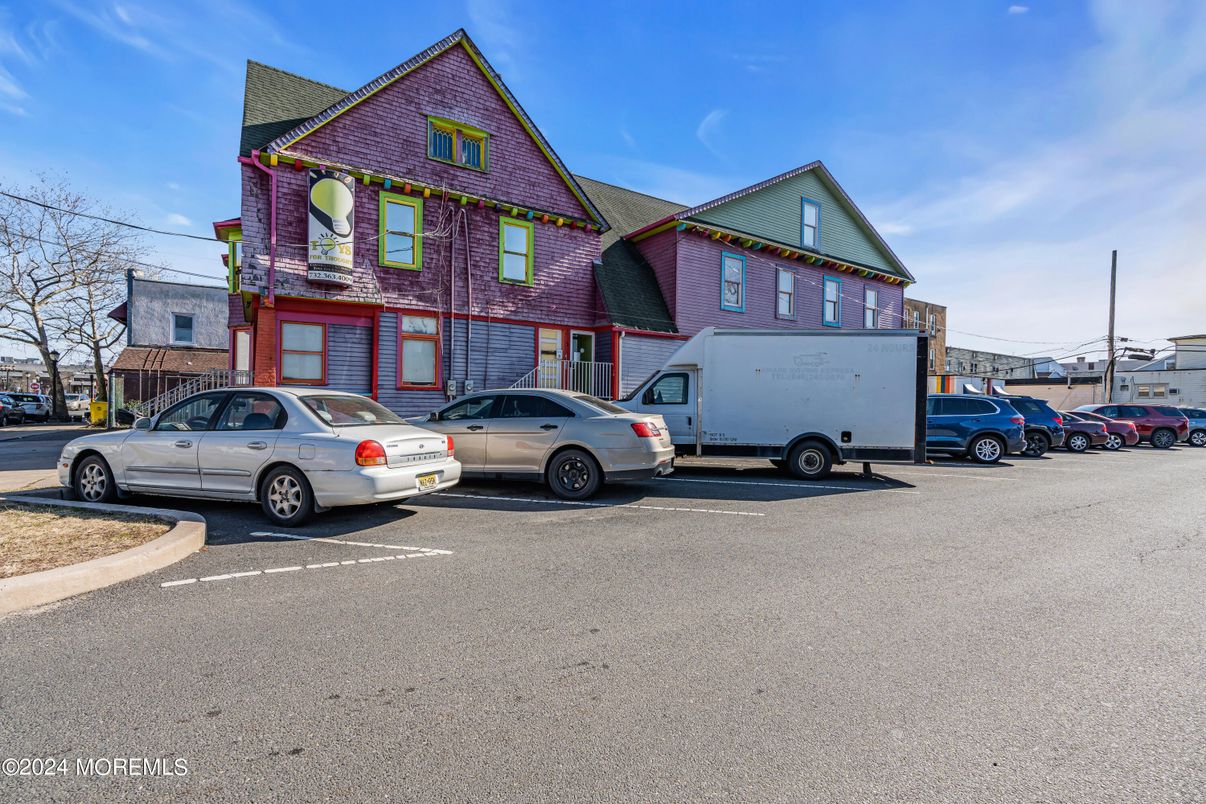 Exterior, Facade, Brick Facade, Queen Anne Victorian