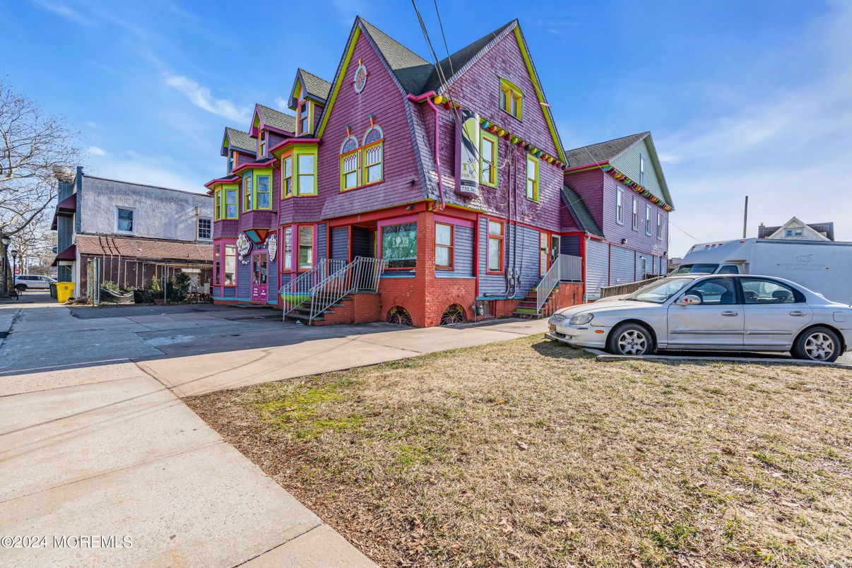 Backyard, Exterior, Facade, Queen Anne Victorian