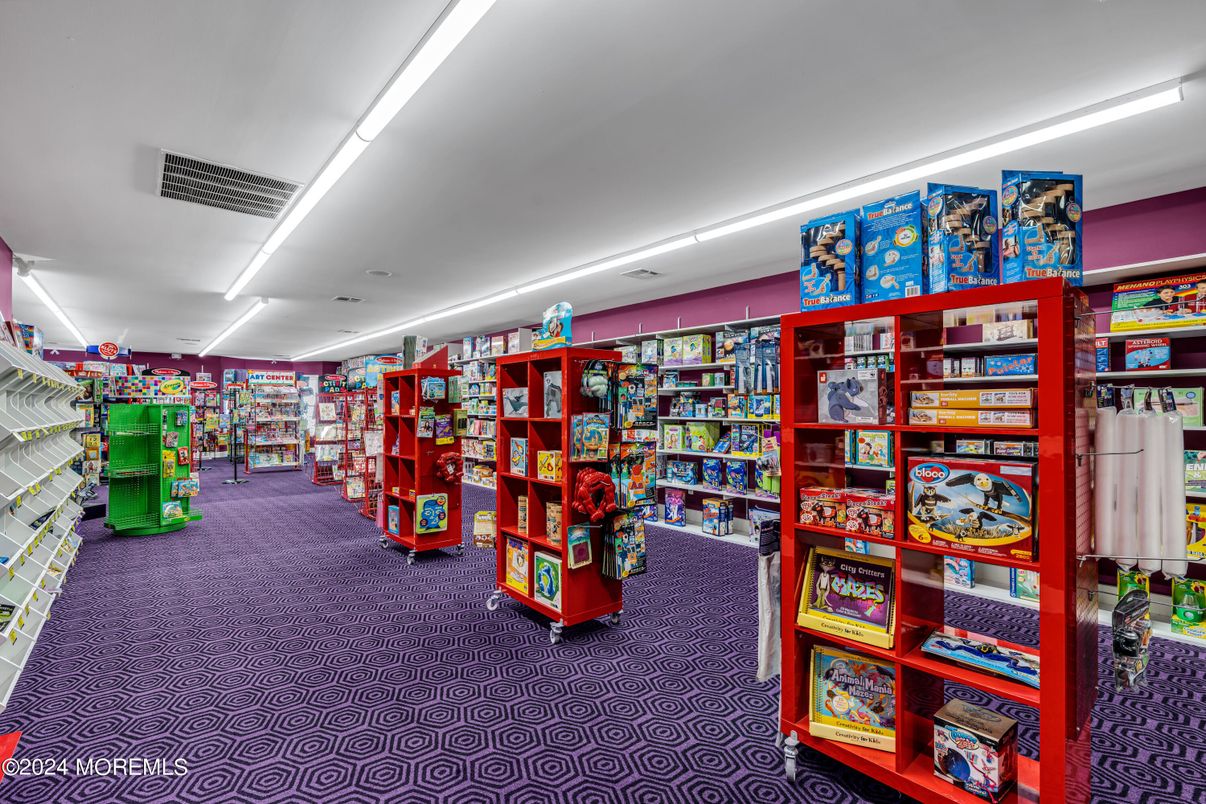 Game Room, Interior, Recessed Lighting