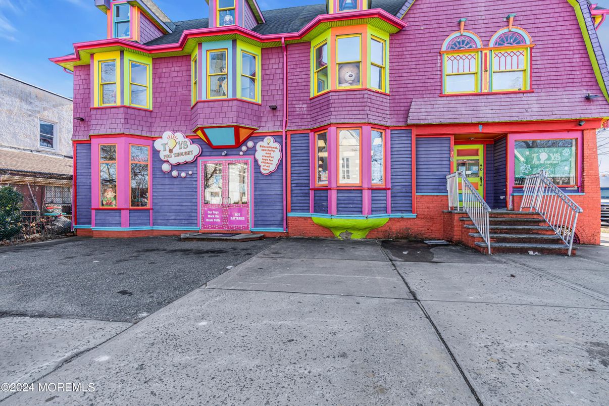 Exterior, Facade, Queen Anne Victorian