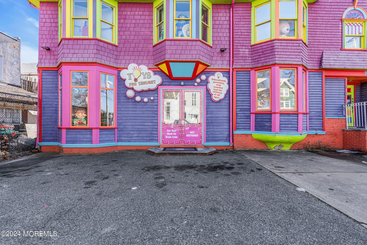 Exterior, Facade, Rowhouse