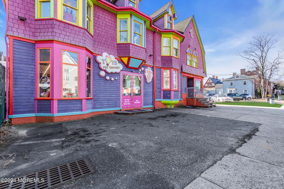 Exterior, Facade, Queen Anne Victorian