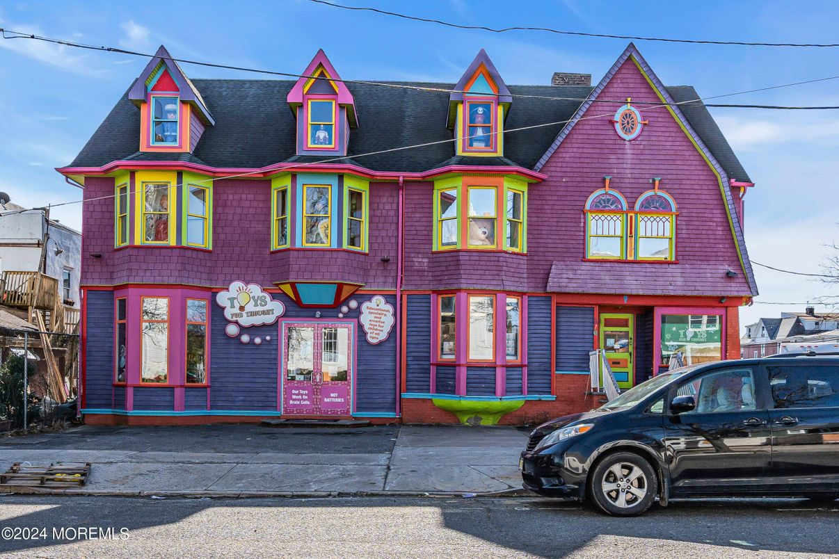 Exterior, Facade, Queen Anne Victorian