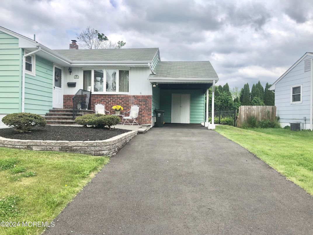 Attached, Exterior, Facade, Brick Facade, Ranch