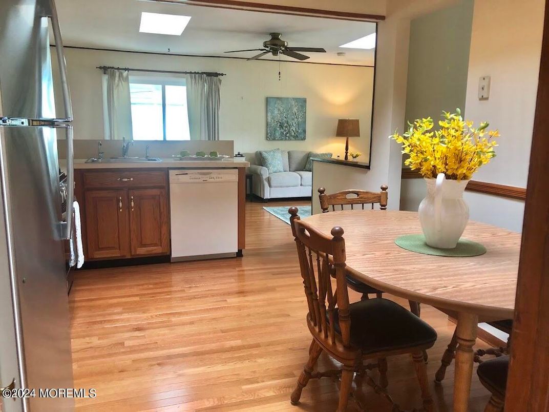 Dining room, Interior, Kitchen, Stainless Steel Appliances, Wood Texture Flooring