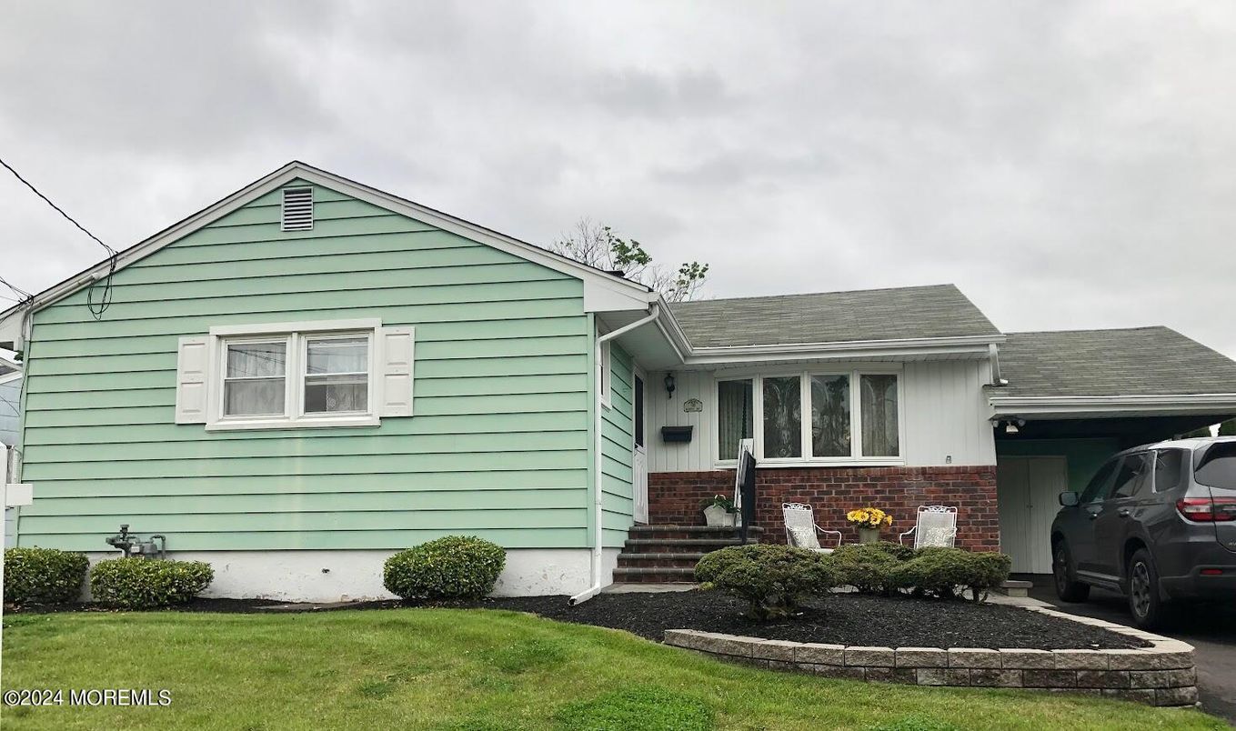 Exterior, Facade, Brick Facade, Split Level