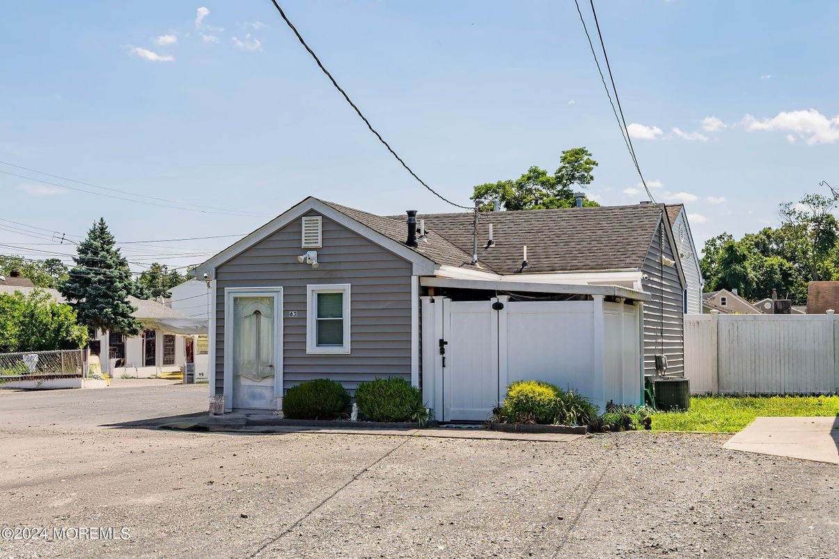 Attached, Exterior, Facade, Cape Cod