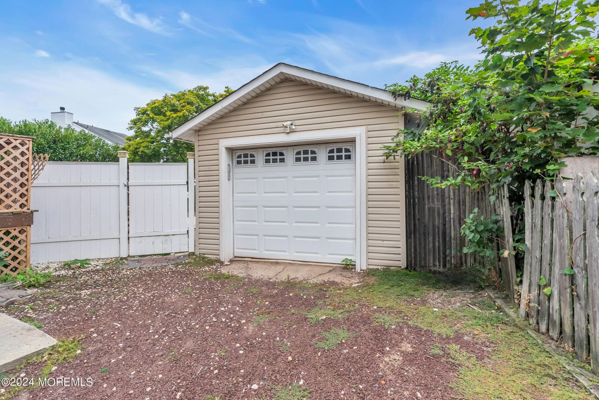 Detached Garage, Exterior