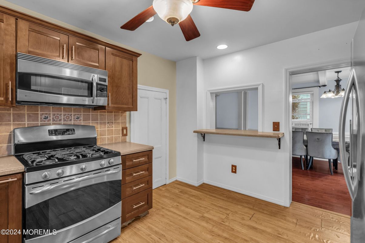 Dining room, Interior, Kitchen, Recessed Lighting, Stainless Steel Appliances, Wood Texture Flooring
