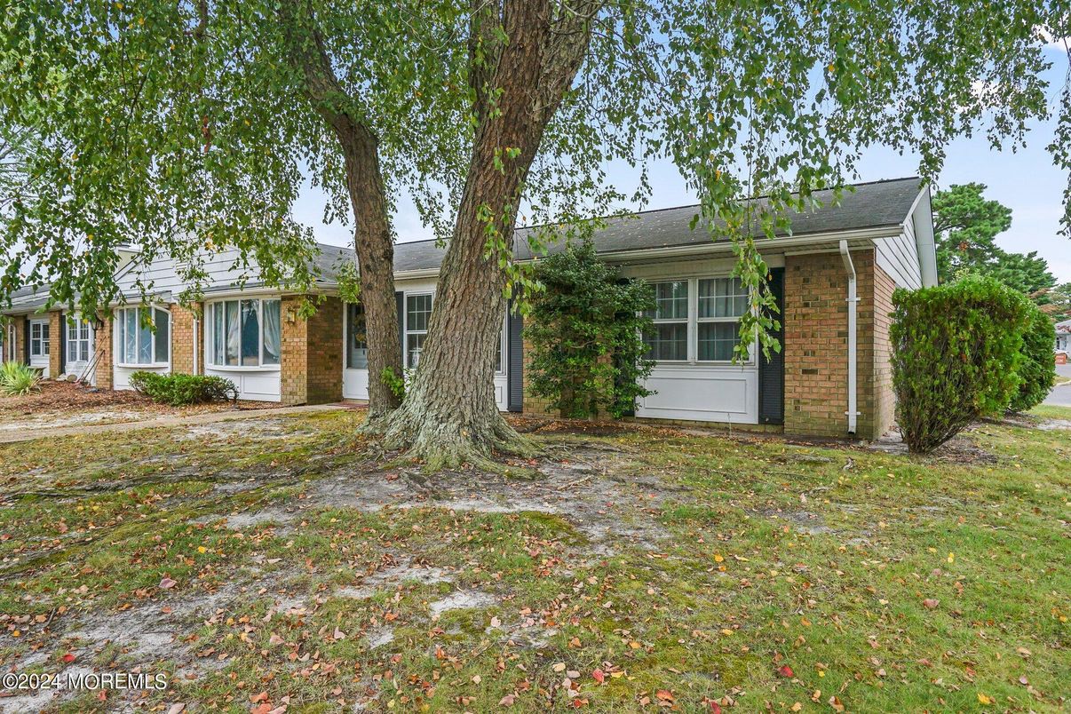 Exterior, Facade, Brick Facade, Ranch