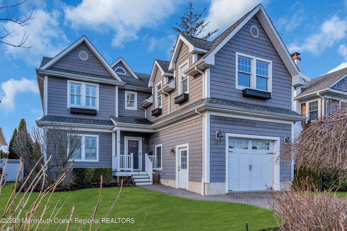 Attached, Exterior, Facade, Queen Anne Victorian