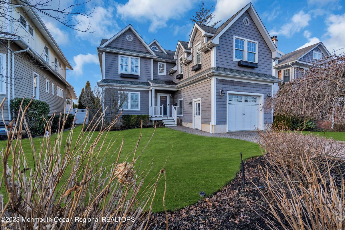 Attached, Exterior, Facade, Queen Anne Victorian