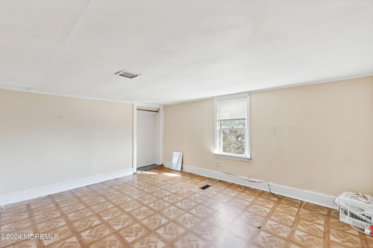 Empty room, Interior