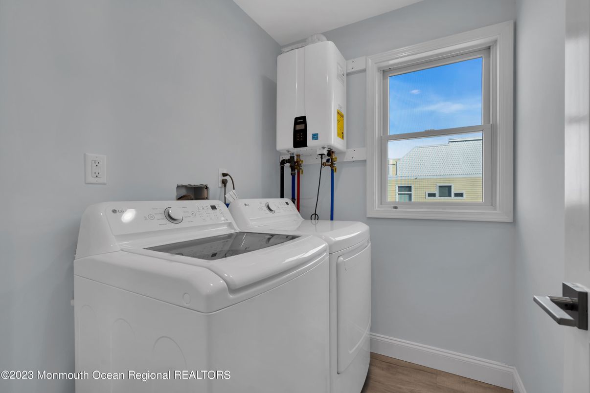 Interior, Washer, Wood Texture Flooring
