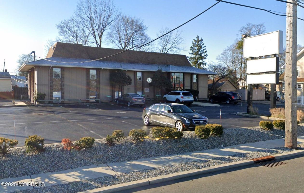 Exterior, Facade, Brick Facade, Cape Cod