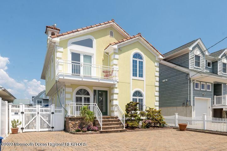 Exterior, Facade, Mediterranean