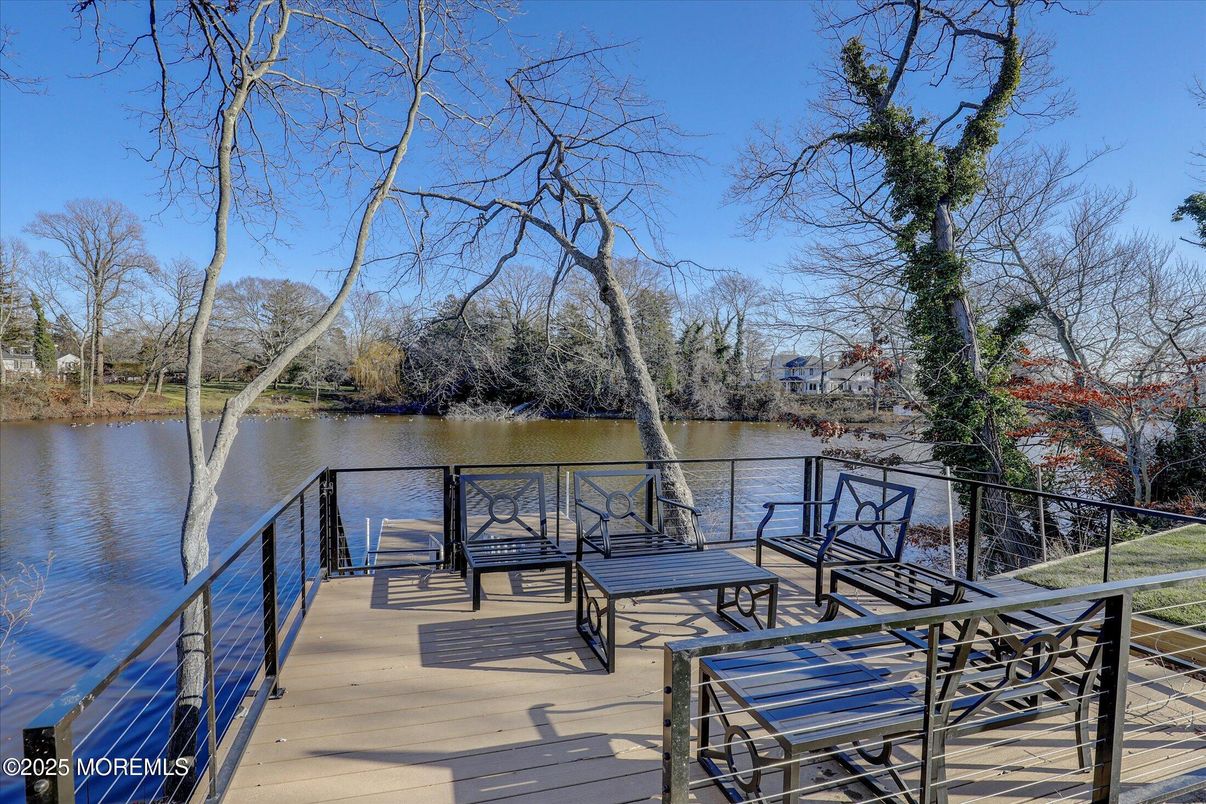 Exterior, Lake