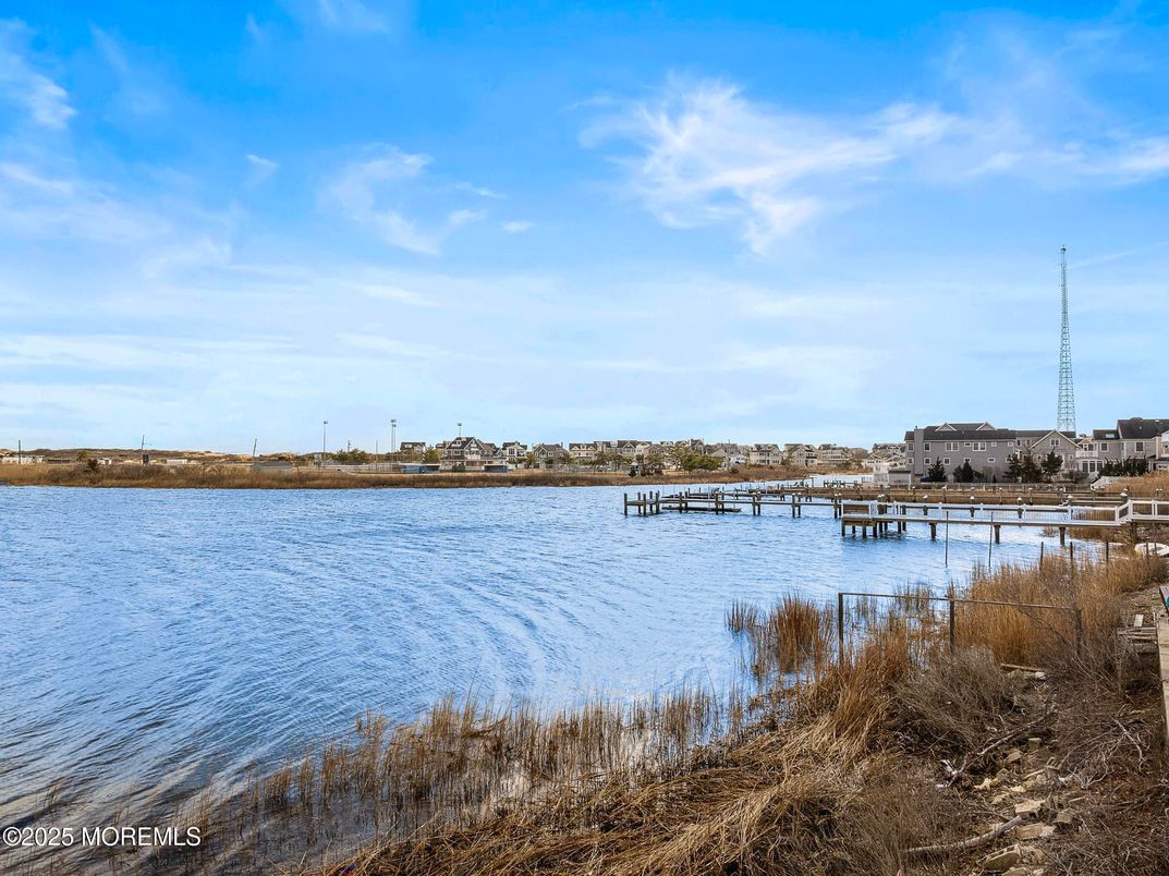 Exterior, Lake