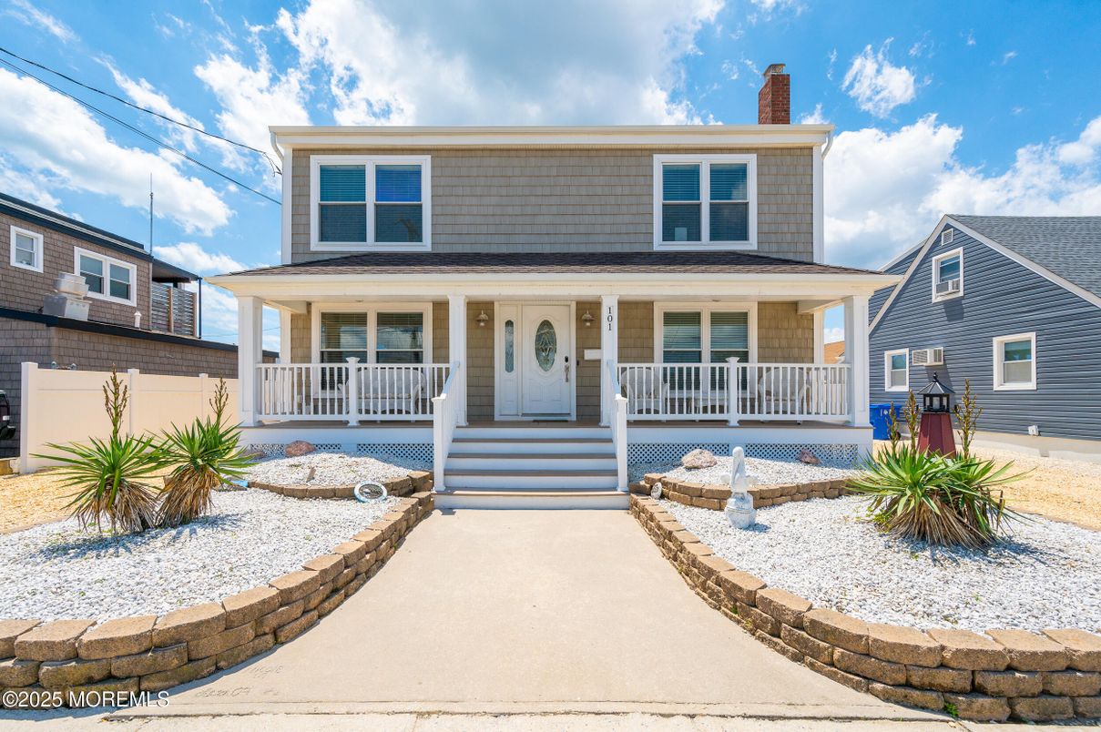 Exterior, Facade, American Foursquare