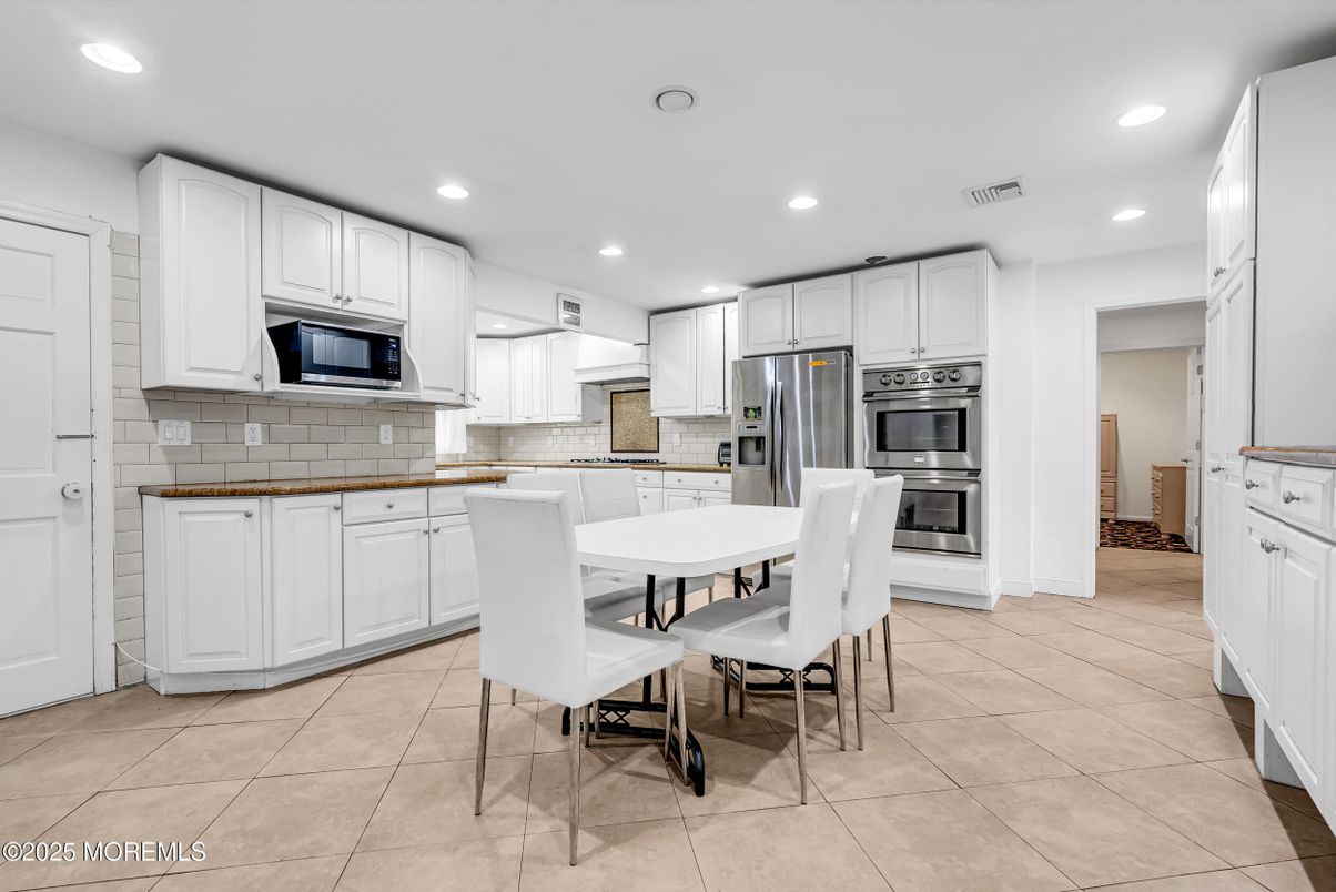 Dining room, Interior, Kitchen, Recessed Lighting, Stainless Steel Appliances
