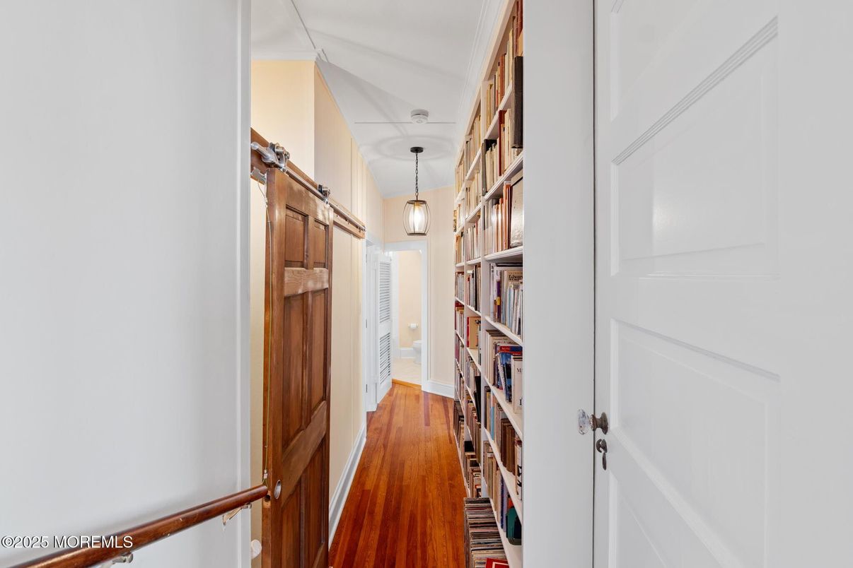 Interior, Pendant Lights, Wood Texture Flooring