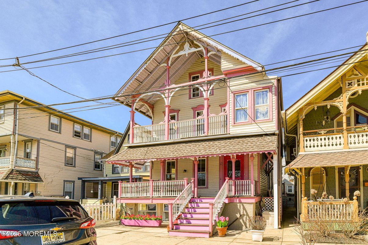 Exterior, Facade, Queen Anne Victorian