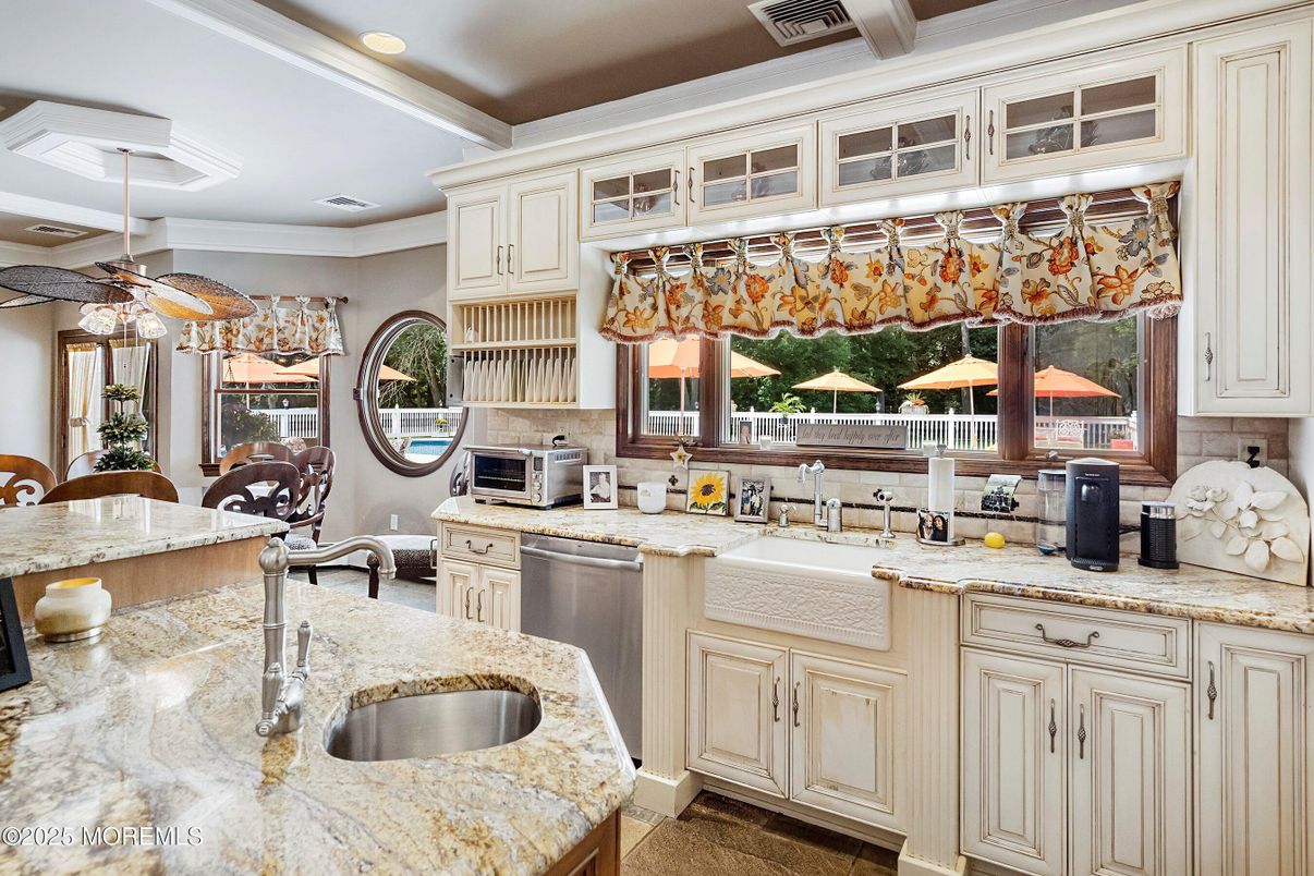 Dining room, Interior, Kitchen, Recessed Lighting, Stainless Steel Appliances