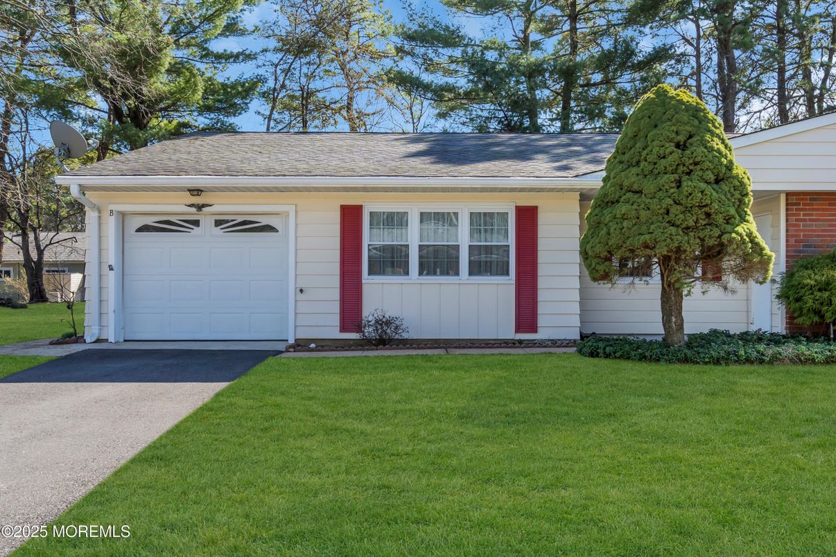 Attached, Exterior, Facade, Ranch
