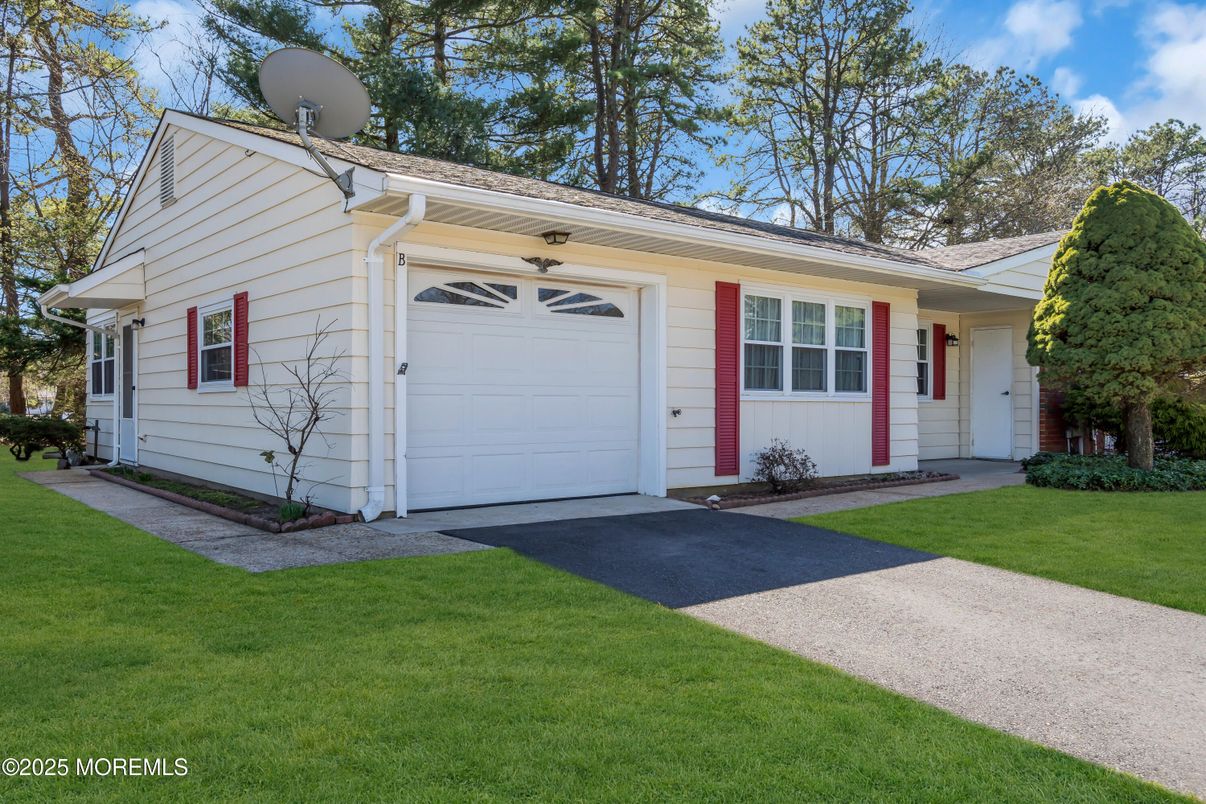 Attached, Exterior, Facade, Ranch