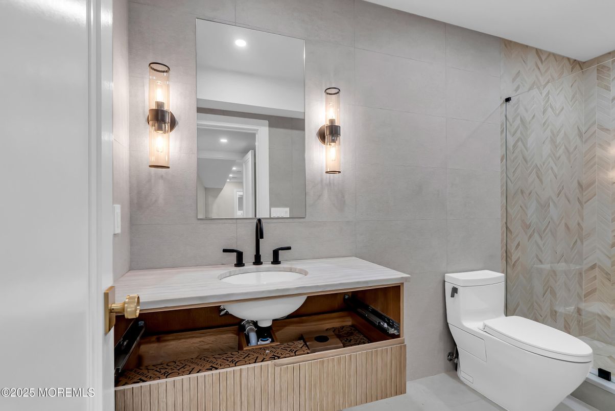 Bathroom, Interior, Recessed Lighting
