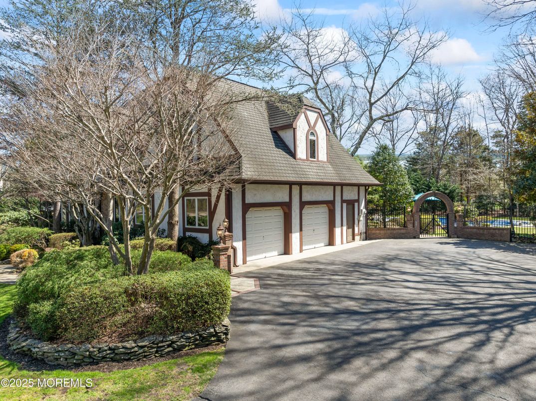 Attached, Exterior, Facade, Cape Cod