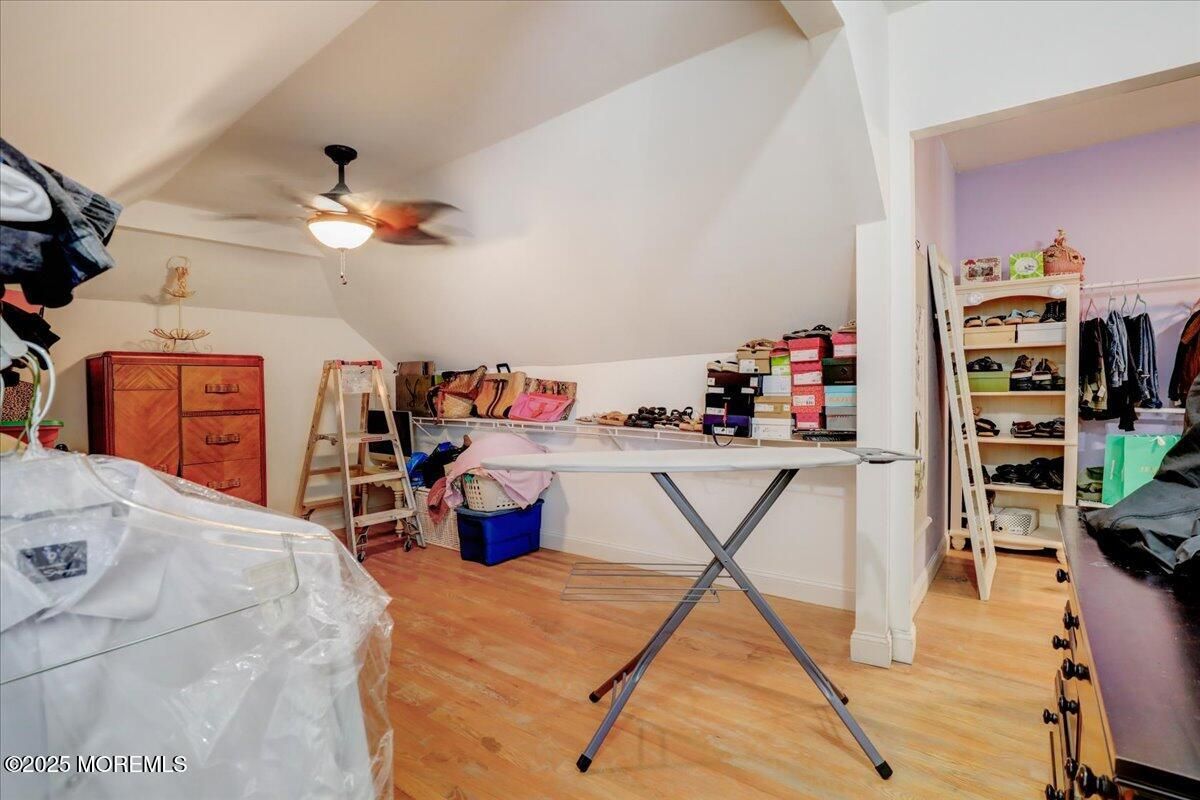 Interior, Walk-in Closets, Wood Texture Flooring