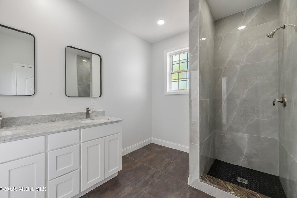Bathroom, Dual Sink Vanities, Interior, Recessed Lighting