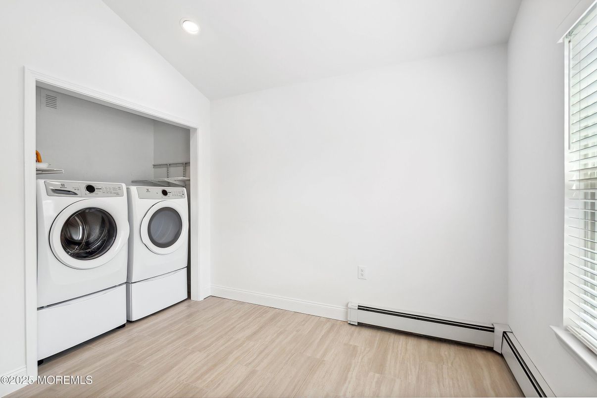 Interior, Recessed Lighting, Washer, Wood Texture Flooring