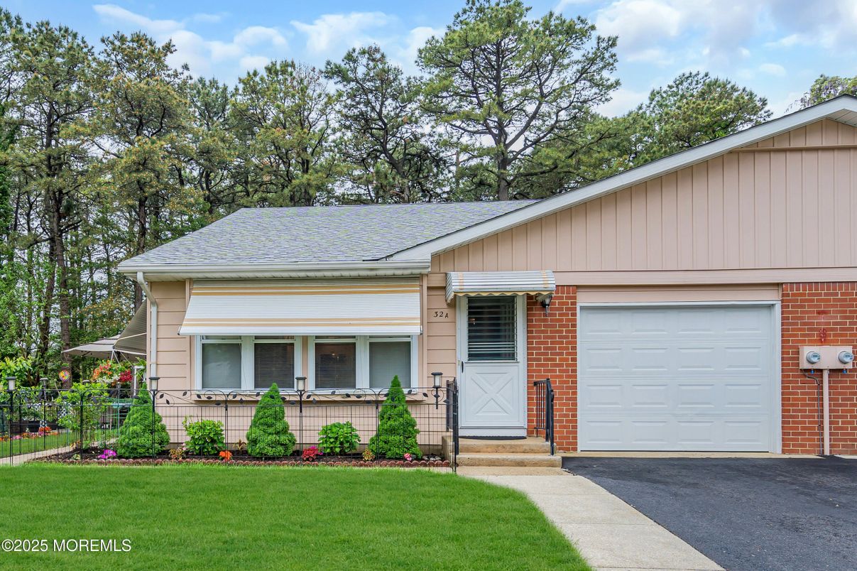 Attached, Exterior, Facade, Brick Facade, Ranch