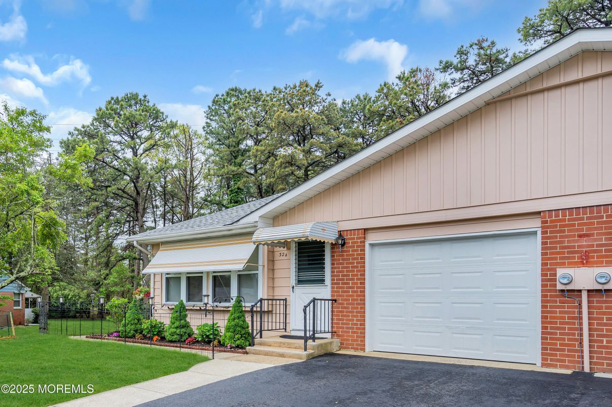 Attached, Exterior, Facade, Brick Facade, None