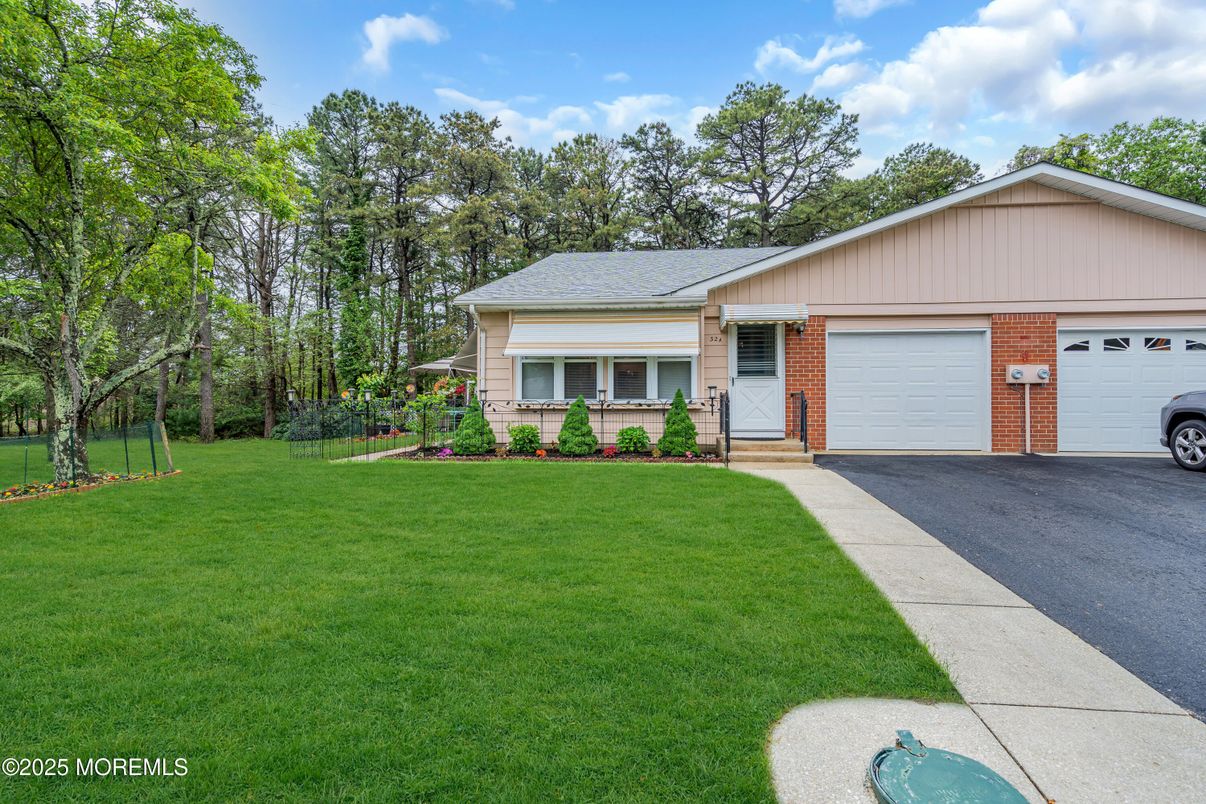 Attached, Exterior, Facade, Brick Facade, Ranch