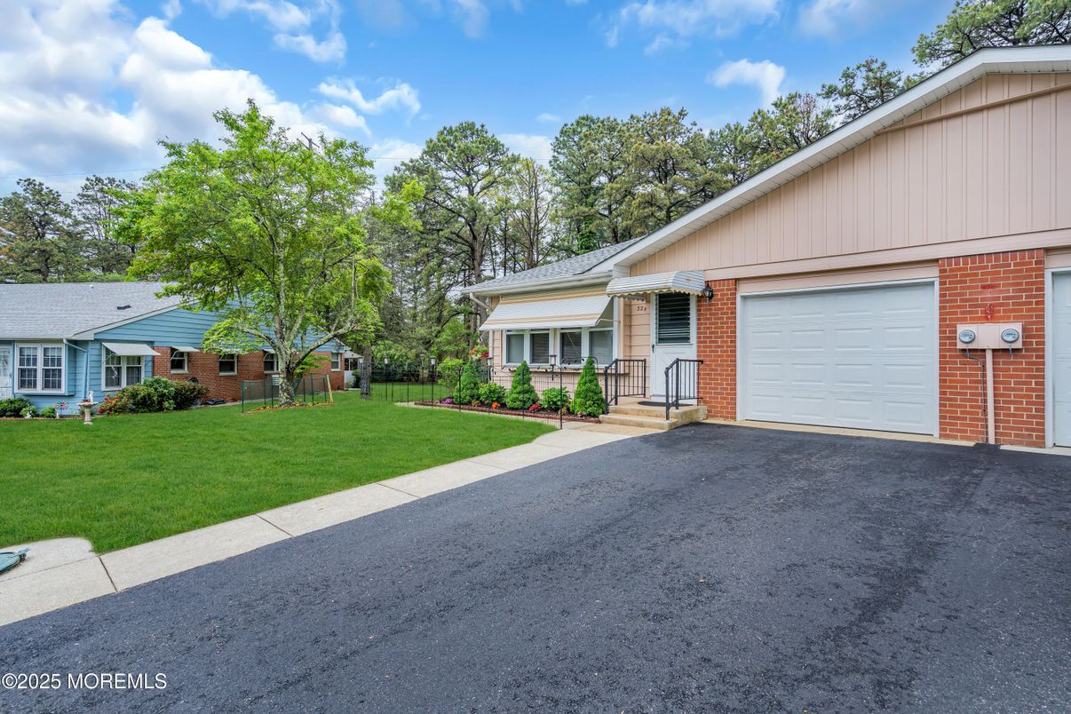 Attached, Exterior, Facade, Brick Facade, Ranch