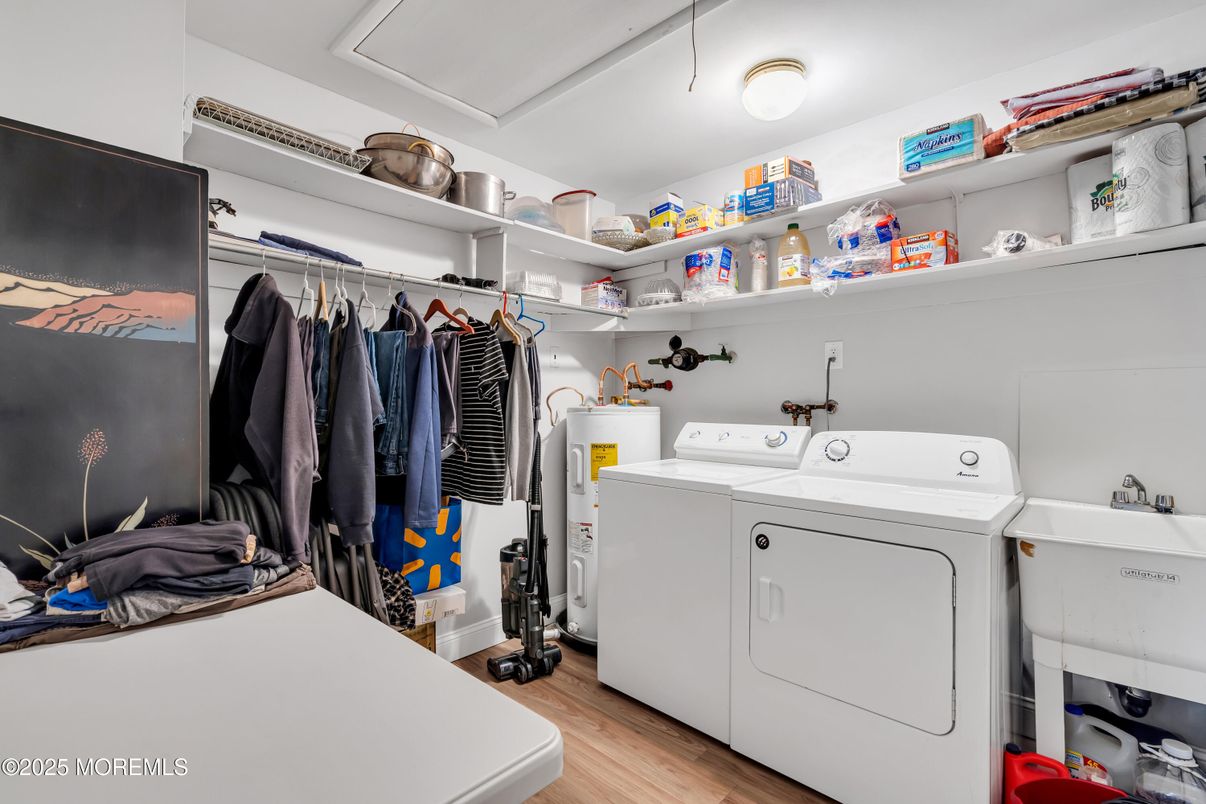 Interior, Utility Closets, Washer, Wood Texture Flooring