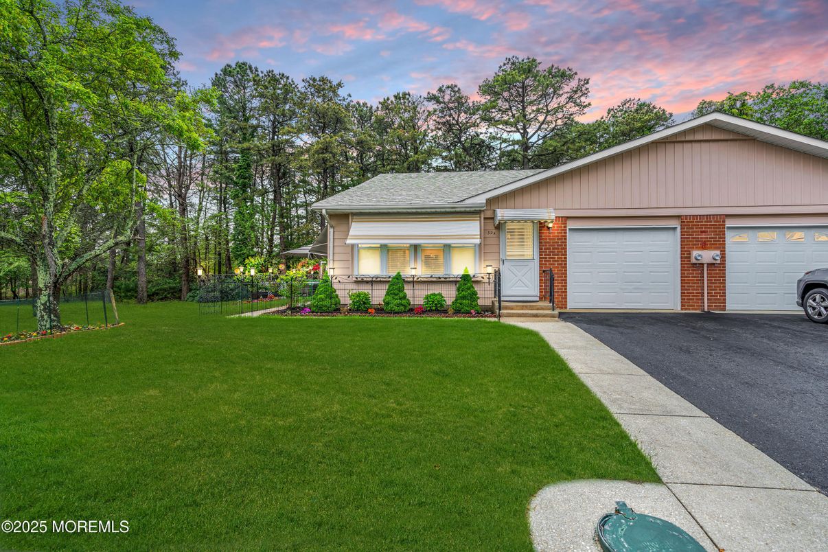 Attached, Exterior, Facade, Brick Facade, Ranch