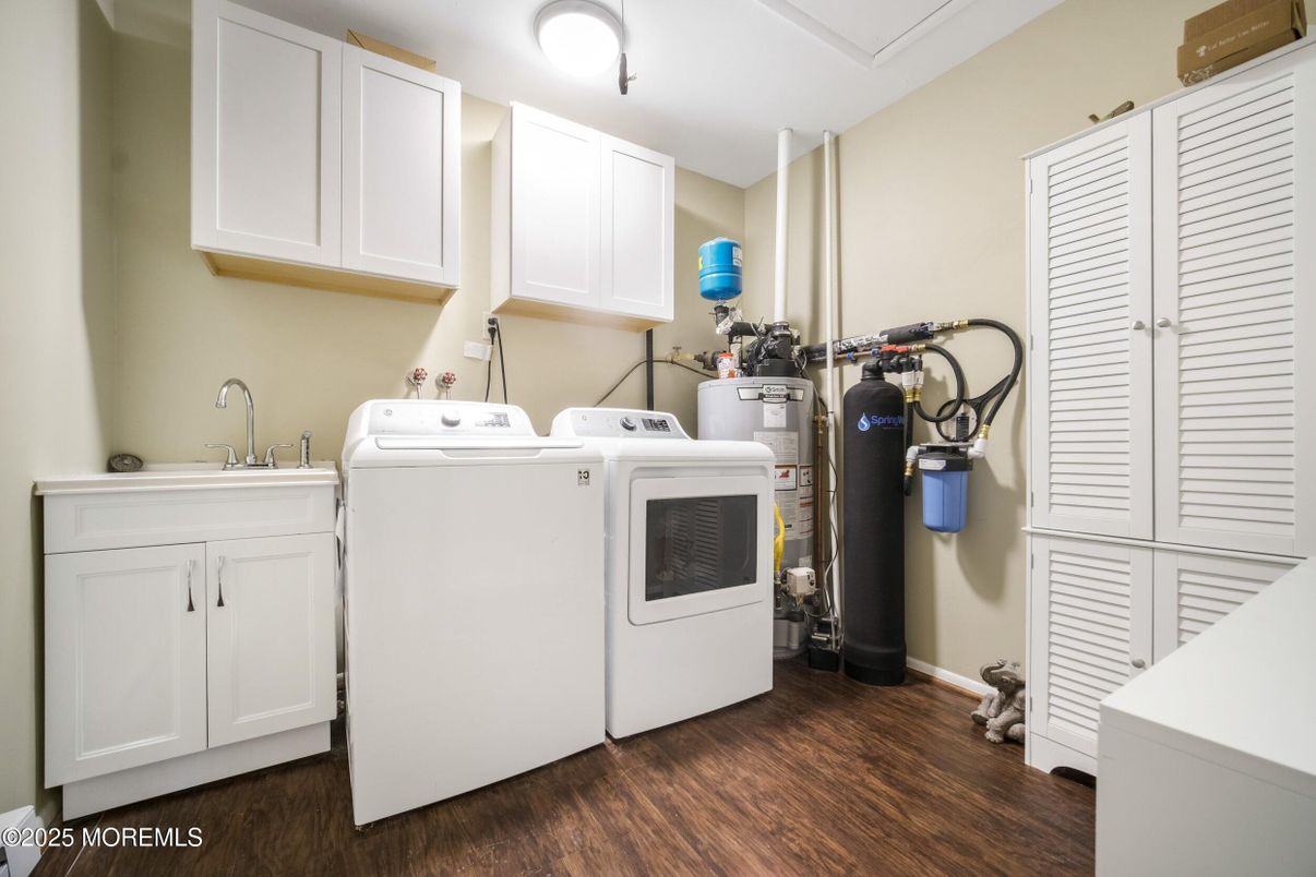 Interior, Washer, Wood Texture Flooring